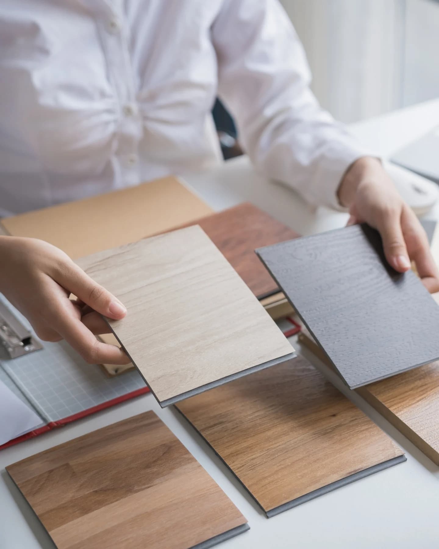 Choosing between wood and laminate samples